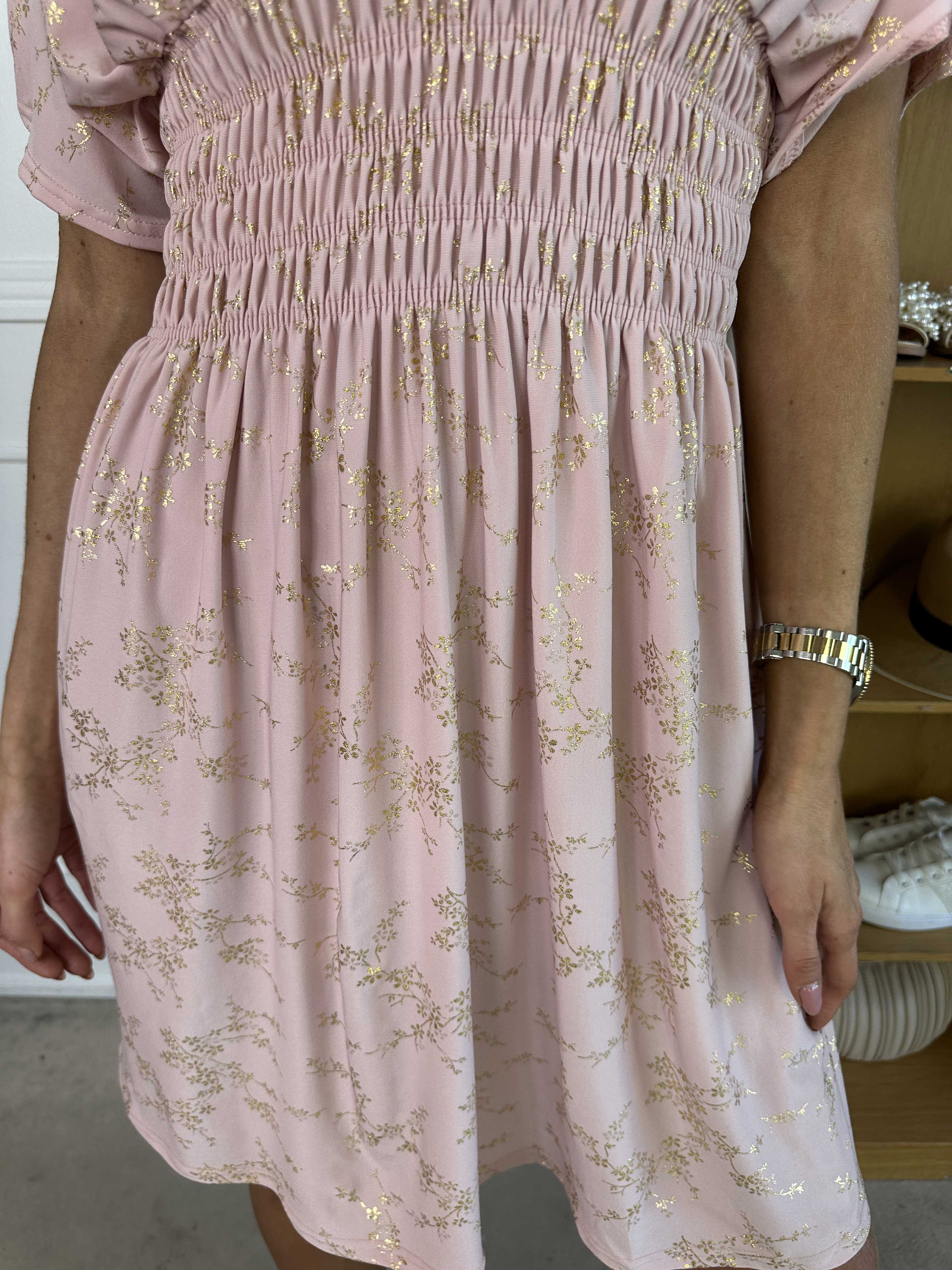 Pams Gold Short -  Elastisk kjole detaljeret med guld blomster